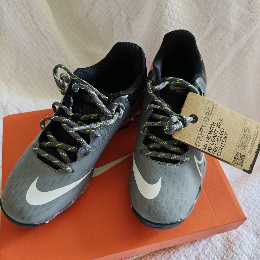 BRAND NEW Nike kids Fastflex softball shoes